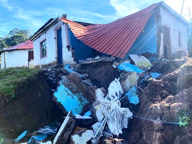 MariusNel12's tweet photo. The @mahlasedi_foundation team in Dassenhoek KZN, clearing rubble where heavy machinery has no access, to allow the search and rescue teams to come in and assist in looking for missing people. From the homes cleared today there are still 17 people missin… https://t.co/JPzAihFEl6