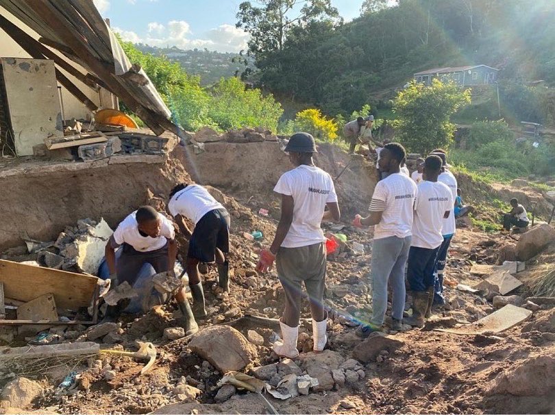 MariusNel12's tweet photo. The @mahlasedi_foundation team in Dassenhoek KZN, clearing rubble where heavy machinery has no access, to allow the search and rescue teams to come in and assist in looking for missing people. From the homes cleared today there are still 17 people missin… https://t.co/JPzAihFEl6