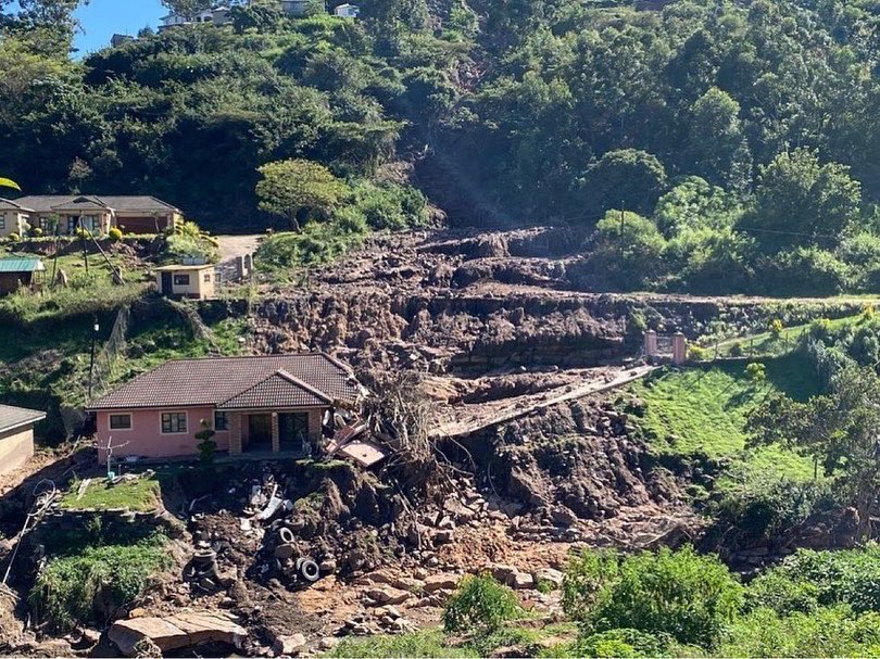 MariusNel12's tweet photo. The @mahlasedi_foundation team in Dassenhoek KZN, clearing rubble where heavy machinery has no access, to allow the search and rescue teams to come in and assist in looking for missing people. From the homes cleared today there are still 17 people missin… https://t.co/JPzAihFEl6