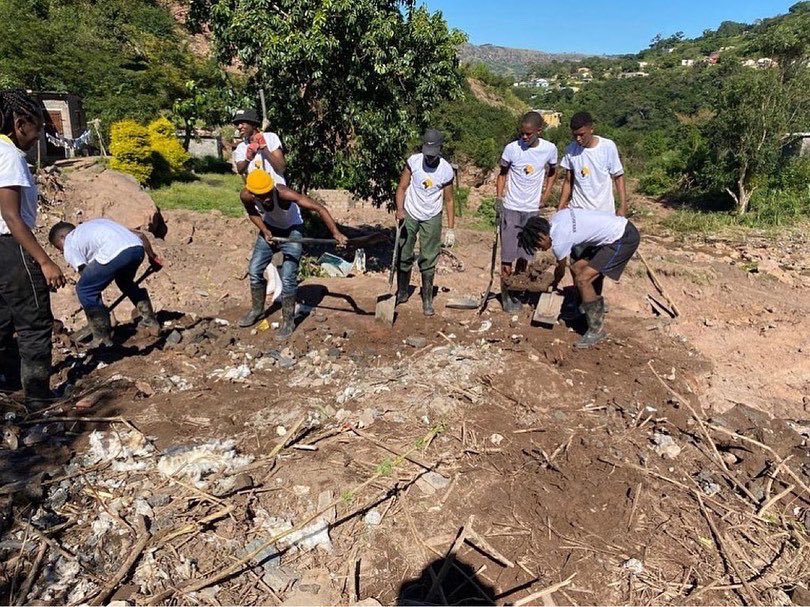 MariusNel12's tweet photo. The @mahlasedi_foundation team in Dassenhoek KZN, clearing rubble where heavy machinery has no access, to allow the search and rescue teams to come in and assist in looking for missing people. From the homes cleared today there are still 17 people missin… https://t.co/JPzAihFEl6