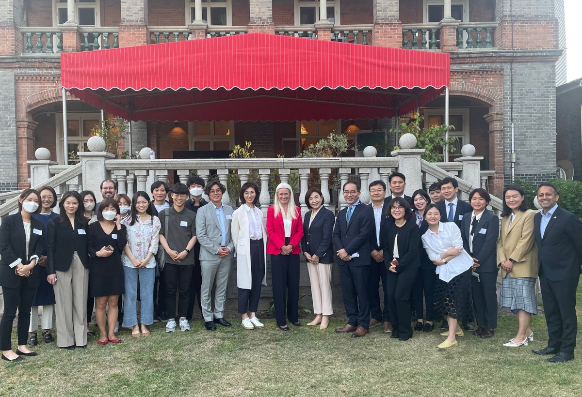 Amanda Milling, Minister of State for Asia, who visited Korea as the British envoy for the 20th Korean Presidential Inauguration, enjoyed the time with our alumni, project partners and participants at a reception at the British Embassy Seoul on 9 May. #StudyUK #UKAlumni #LINK