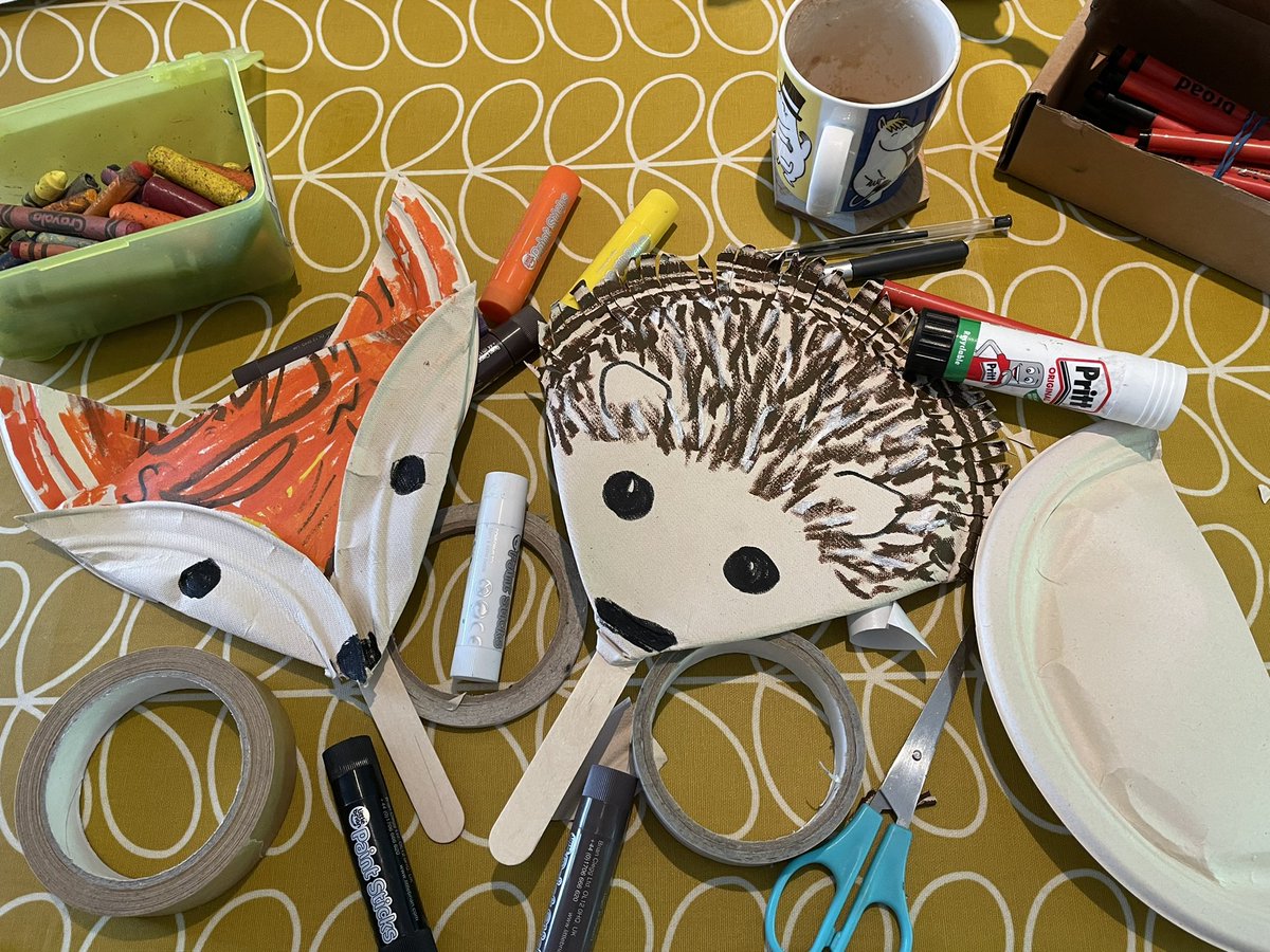 DeeringJulia's tweet photo. Today, it’s all about material testing. So far these compostable #beelee paper plates, @LittleBrianArt paint sticks, wooden craft sticks &amp; double-sided sticky tape are the out and out winning combo. But I’ll keep you posted. 😆#climatechangecreatures #puppets #masks @ExRdFestival https://t.co/eJdDfxRpIp