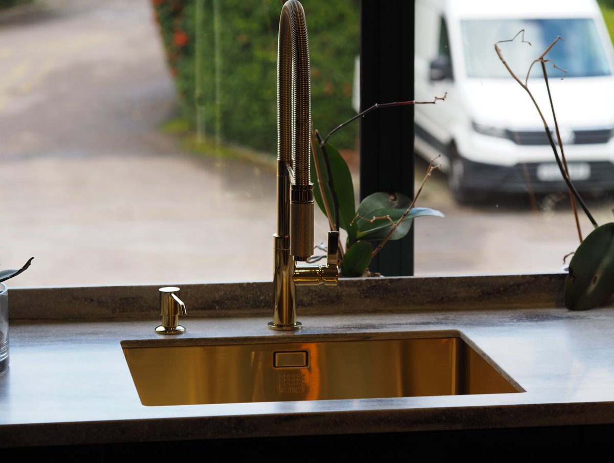 1810co's tweet photo. So much gold โจ
Matching Spirale Spring tap, Zen15 PVD sink and Henry Holt Collection soap dispenser๐คฉ
#1810Company #Sinks #Taps #Troughs #Kitchens #KitchenDesign #KitchenLiving #KitchenTrends #KitchenInspiration #LuxuryKitchens #NewKitchen #DreamKitchen #HomeDesign https://t.co/lFzSsQAWwm