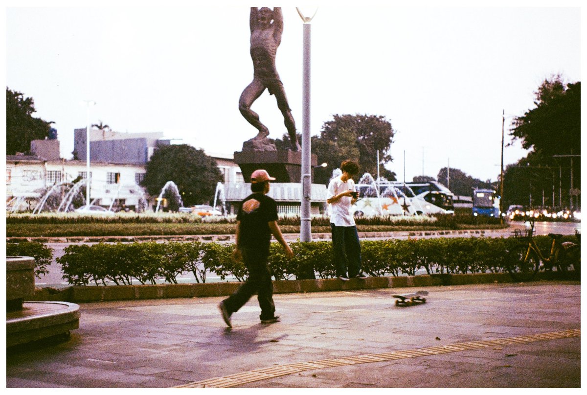 ghetto__chultz's tweet photo. a damaged film, before i keep this film in storage with lil bit water get inside canister
.
a day with yung pablo https://t.co/DEAhLHFe5Z
#skateforfun #thanksskateboarding
I was took on broken #kodakcolorplus200 https://t.co/UVbQ3T5Ilz