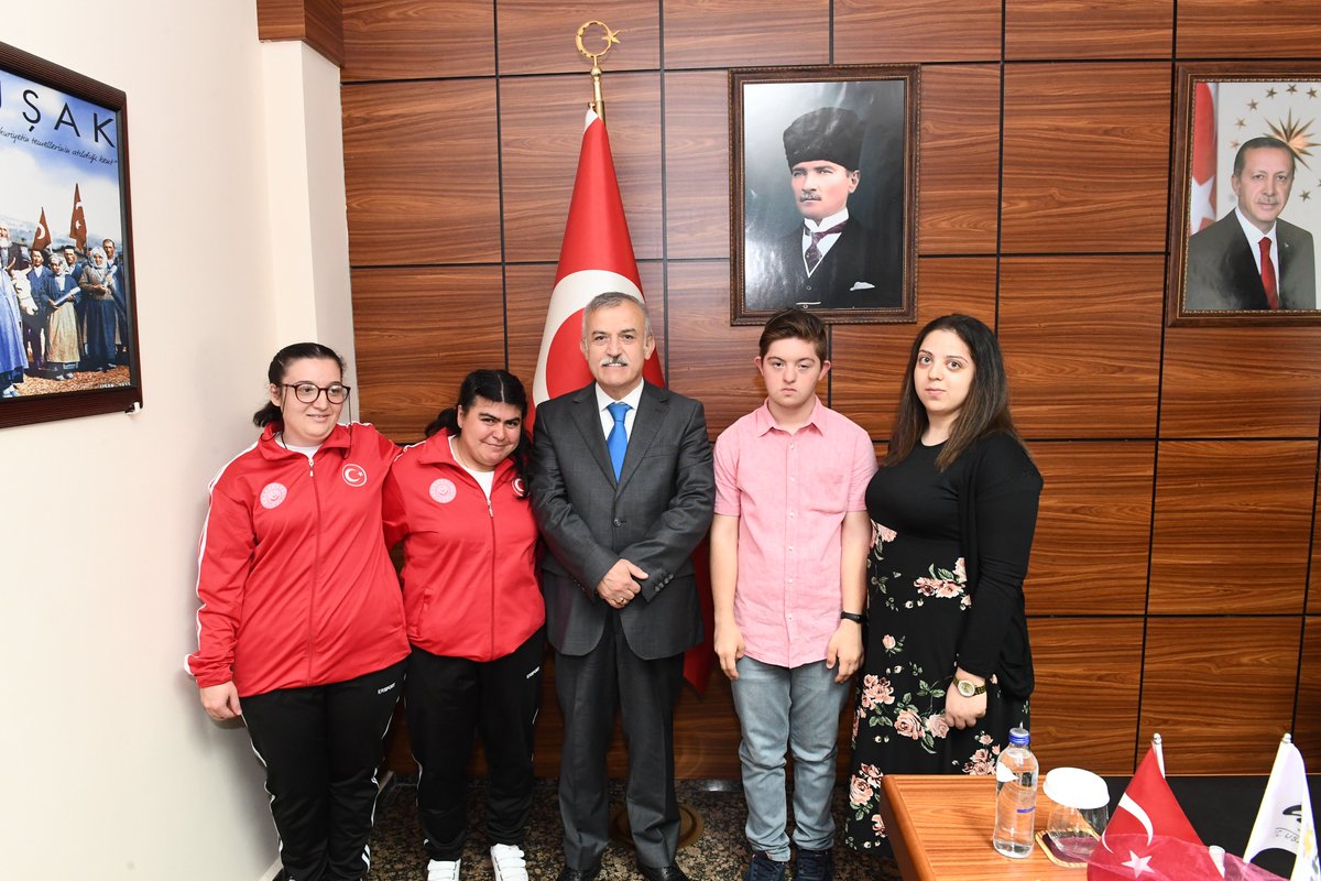 TC_UsakValiligi's tweet photo. Vali Vekili Muammer Balcı, Engelliler Haftası dolayısıyla İl Milli Eğitim Müdürü Bülent Şahin ve Aile ve Sosyal Politikalar İl Müdürü Ekrem Boran ile beraberlerindeki heyeti makamında kabul etti. https://t.co/5nhj7qeEw7