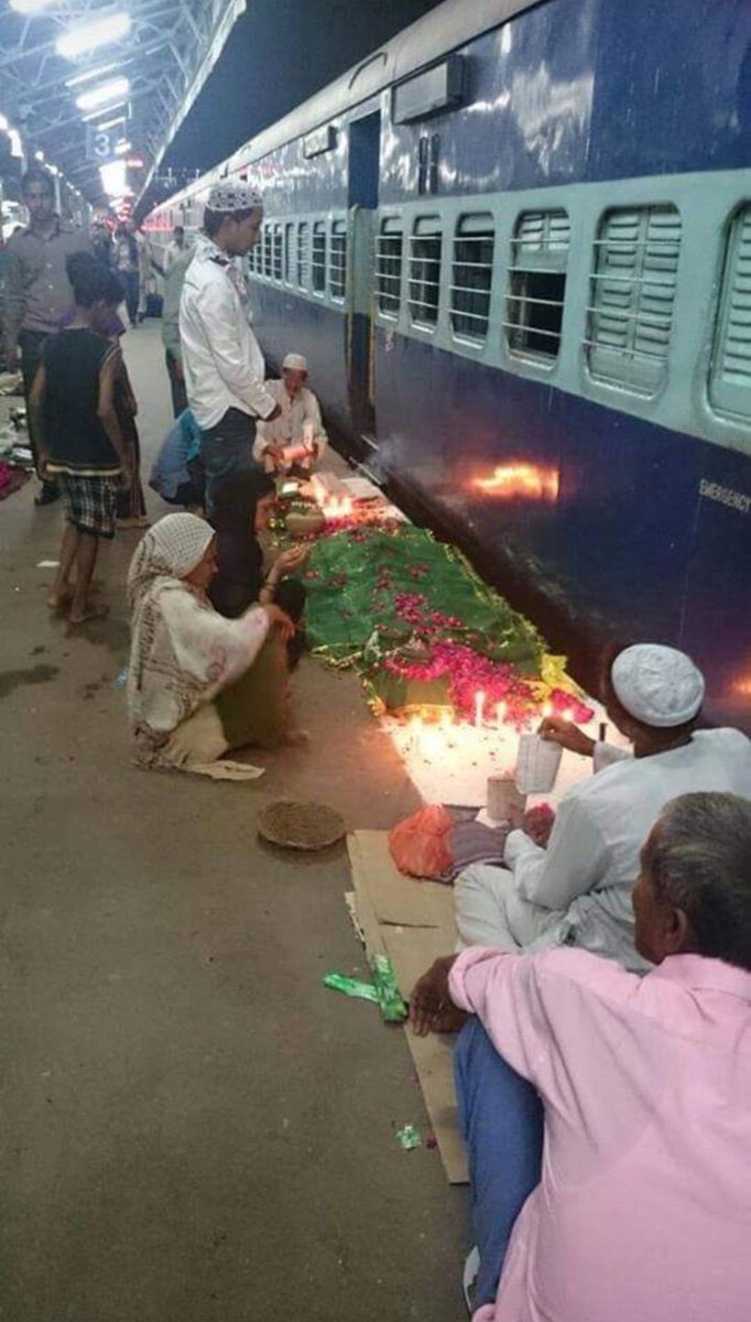 या तो भारतीय रेलवे वालों ने पीर बाबा की मज़ार के ऊपर क़ब्ज़ा करके कानपुर स्टेशन बना दिया है या फिर पीर बाबा का कानपुर रेलवे स्टेशन पर Accident हो गया 

जहाँ मन करे-रोड/रेल/पार्क पर हरी चादर चढ़ा दो,जगह पर क़ब्ज़ा और धंधा शुरू 

<a href="/Uppolice/">UP POLICE</a> ये विदेशी ख़ुफ़िया तंत्र का हिस्सा है