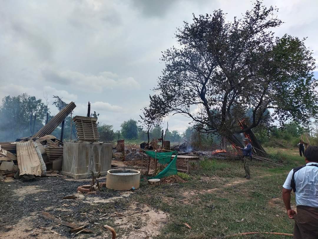 Chanapai247's tweet photo. As reported by villages, yesterday, SAC troops stationing in #YinMarPin Bantbway-ywarma village had KILLED an 18yo boy who was watching their convoy advancing towards Neitbutaw village. Plus, they also burnt 6 houses for no valid reason.
#2022May12Coup 
#WhatsHappeningInMyanmar https://t.co/QMKS1J2Zes