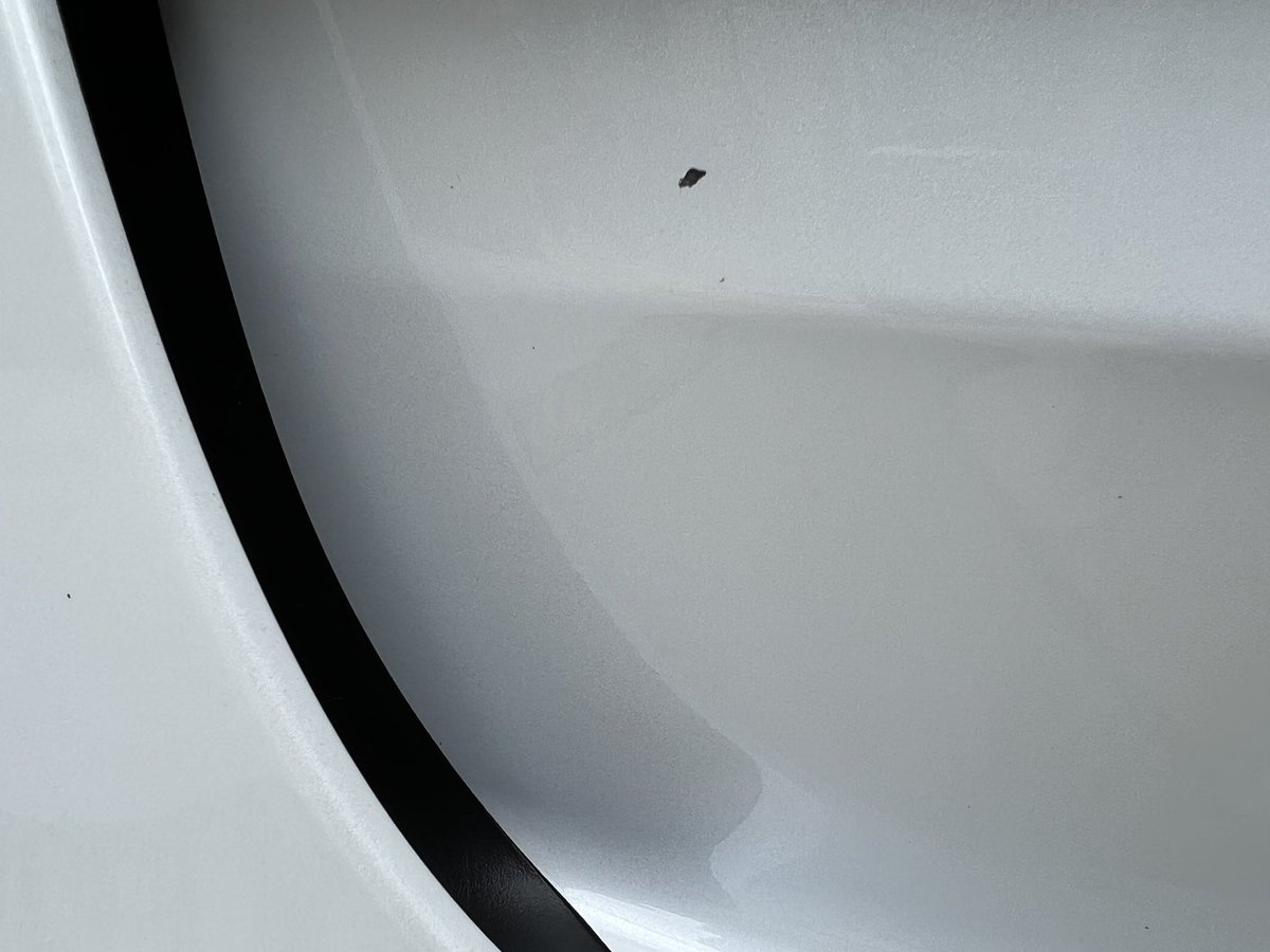 Rakuton_Tesla's tweet photo. ＃モデル3 納車2ヶ月目にして飛石？と思われる塗装ハゲが...。
タッチアップアベンジャーズが届いたので週末DIYします‼️

＃テスラ　#タッチアップ https://t.co/HTnHJqLBDc