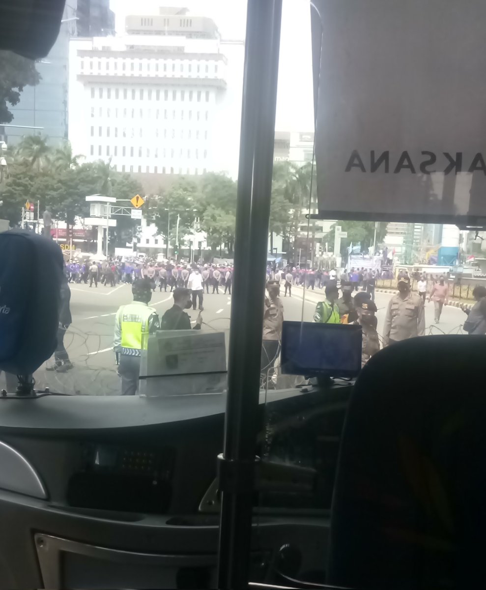 GinaLarosa's tweet photo. @PT_Transjakarta @DishubDKI_JKT Kalo lagi ada demo gini, korlapnya tlg yg baik dong. Kalo mau ada penutupan, diinfokan yg baik, kpn dilakukannya, jd ga asal suruh bis yg melintas ttp msk di jalurnya. Akibatnya bis hrs mundur jauh pdhl sdh tggll belok ke medmersel ± 10M lg. #parah https://t.co/F0SXkXtnys