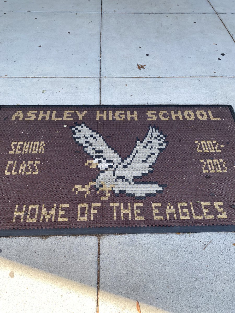 CoachMo1804's tweet photo. Great to catch up with Coach Lombardi & Coach Johnson! Thanks for the love & hospitality! #NCBackRoads #BeGreat 🦅🛤🛣 https://t.co/TaKm8WfaOu