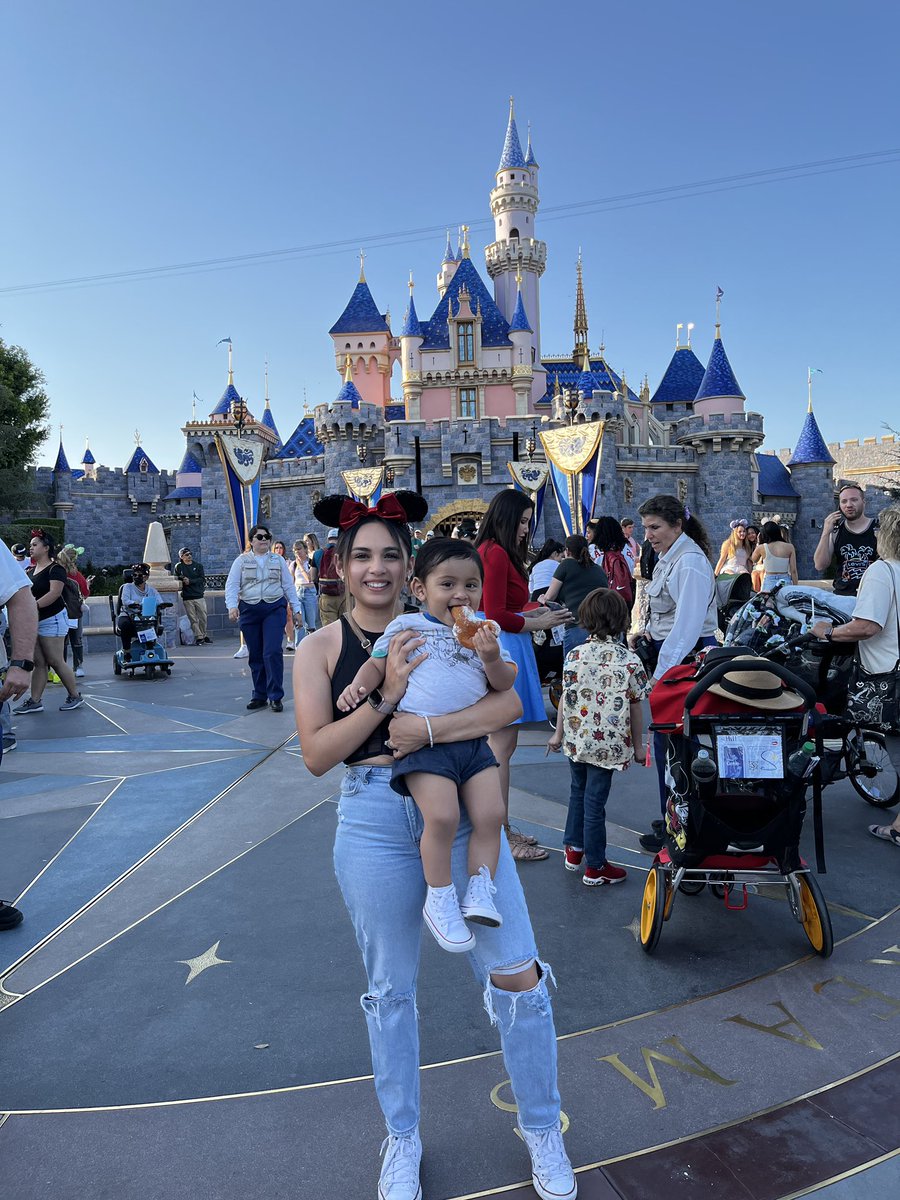 JocelynPasillas's tweet photo. Happiest place on Earth with the one who makes me the happiest 🤍 https://t.co/aJcMddW8c3