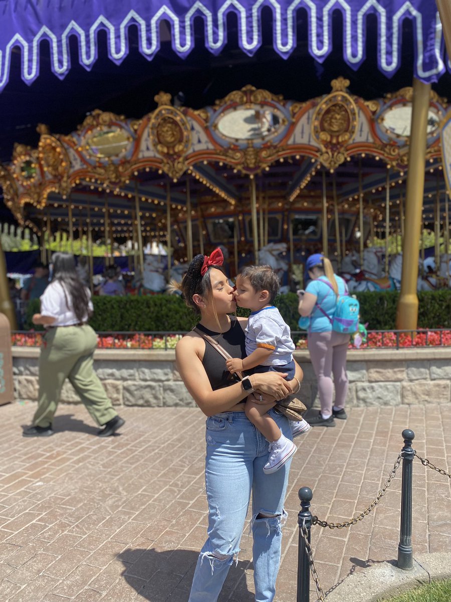 JocelynPasillas's tweet photo. Happiest place on Earth with the one who makes me the happiest 🤍 https://t.co/aJcMddW8c3