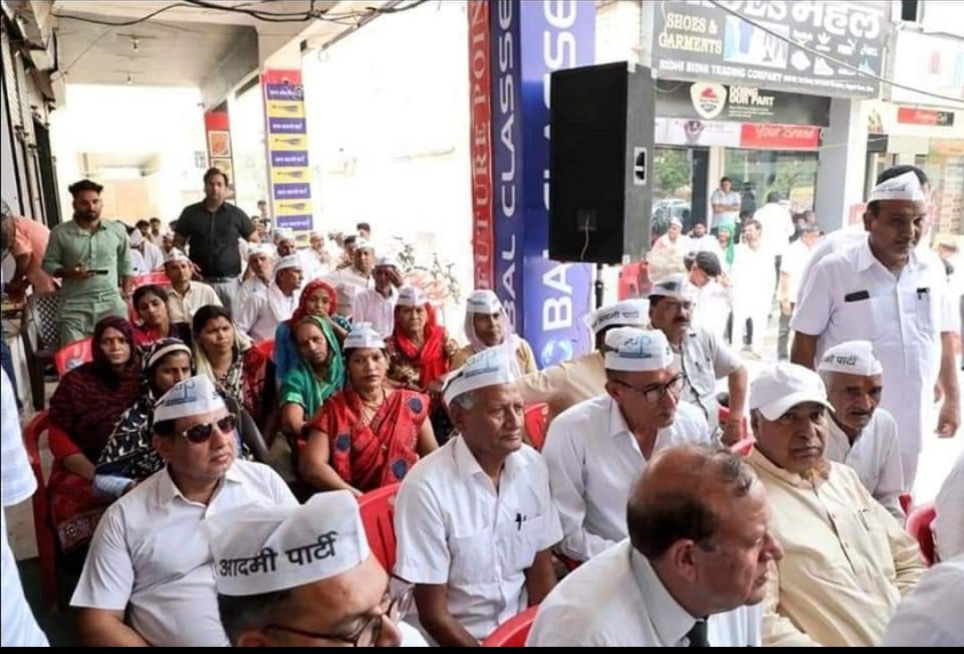 LaxayGarg's tweet photo. आज हिसार में ऑफिस का उद्घाटन किया और
 हिसार में आयोजित प्रेसवार्ता को संबोधित किया।

खट्टर सरकार से त्रस्त हरियाणा की जनता प्रदेश में बदलाव चाहती है। 

और इसी बदलाव की कहानी लिखने 29 मई को कुरुक्षेत्र में मुख्यमंत्री @ArvindKejriwal जी द्वारा लिखा जाएगा।
@DrSushilKrGupta https://t.co/VvH9IQVCY9