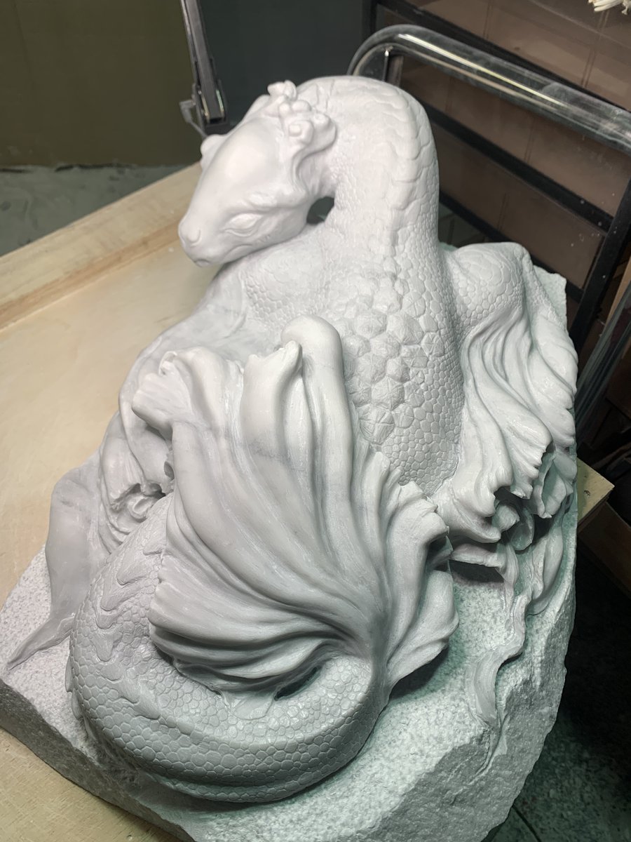 Ai_shirokoumori's tweet photo. もう少しで出会えるんだなぁ
あとはもう1段階影を入れる彫りを。
かれこれドラゴン表現し始めて早25年目…
紙に描いていた頃と気持ちは変わらない。
でも、「強く出会える」から大理石彫刻が好き。
皆んなにも会って欲しい。
#Imagecombing https://t.co/VBLgC9pQqA