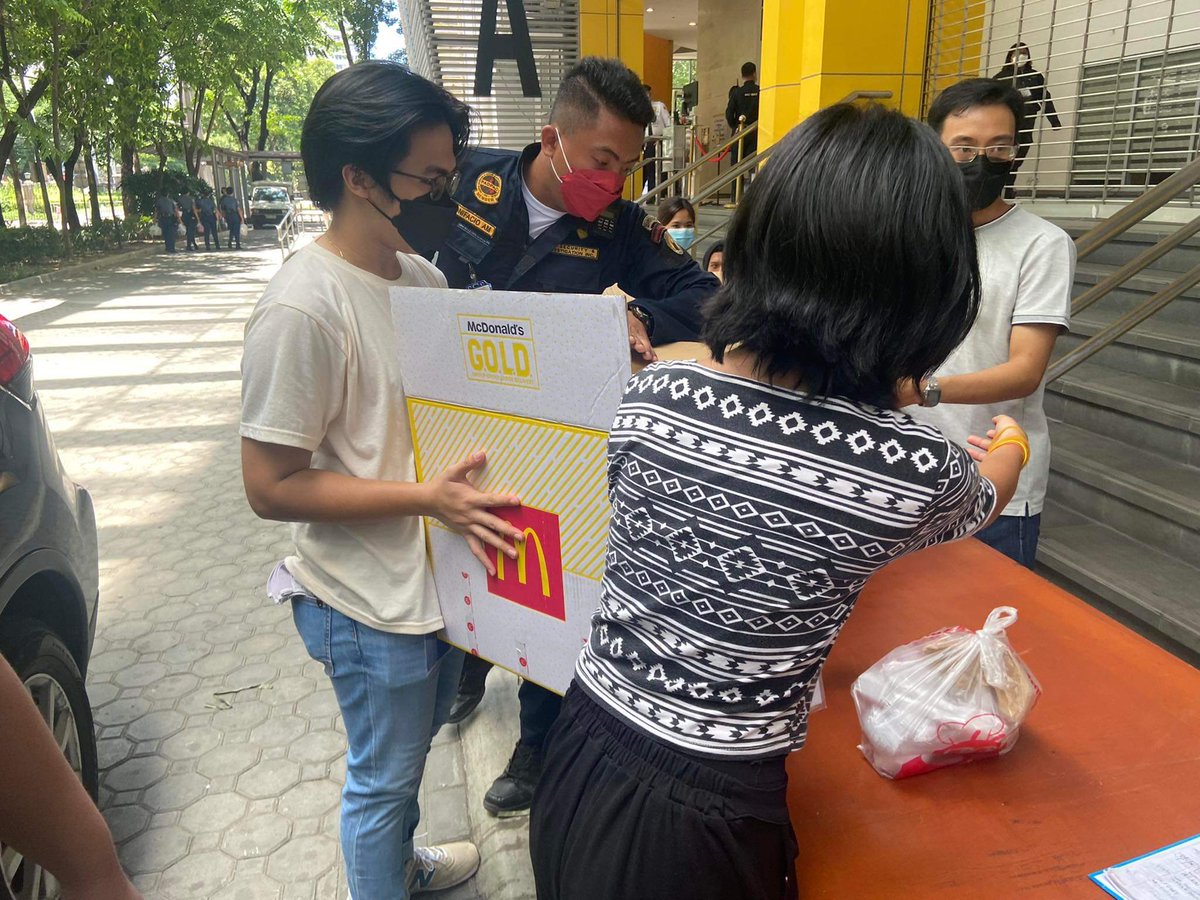 4CA5minus1's tweet photo. ◽Update◽
We have delivered packed meals bought using your generous donations to UST QPav today. 

Kindly refer to the sheets we shared for the official receipt of this transaction. https://t.co/ONTdAEfIV7