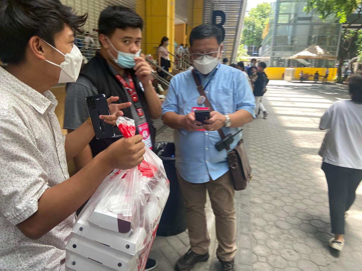 4CA5minus1's tweet photo. ◽Update◽
We have delivered packed meals bought using your generous donations to UST QPav today. 

Kindly refer to the sheets we shared for the official receipt of this transaction. https://t.co/ONTdAEfIV7