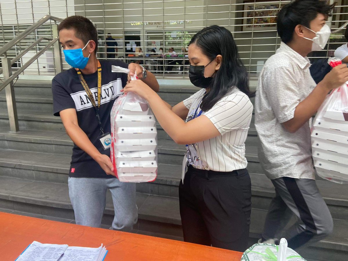 4CA5minus1's tweet photo. ◽Update◽
We have delivered packed meals bought using your generous donations to UST QPav today. 

Kindly refer to the sheets we shared for the official receipt of this transaction. https://t.co/ONTdAEfIV7