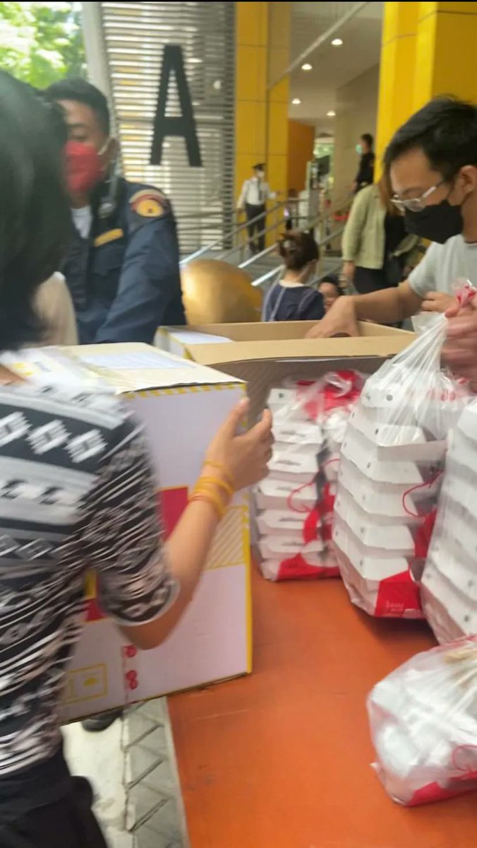 4CA5minus1's tweet photo. ◽Update◽
We have delivered packed meals bought using your generous donations to UST QPav today. 

Kindly refer to the sheets we shared for the official receipt of this transaction. https://t.co/ONTdAEfIV7