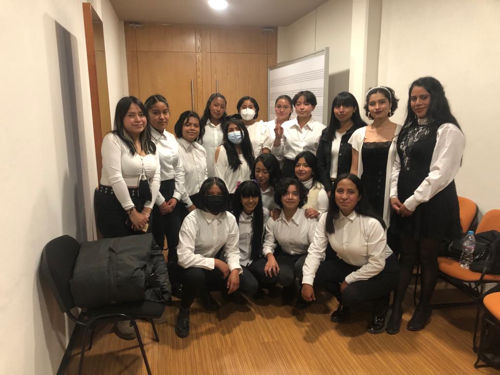 VocesdeStaMaria's tweet photo. Fotos de nuestro segundo año, participando en el "Conversatorio de música del estado de México" en el festival cultural del 08 de marzo (día de la mujer) 💜 gracias por la invitación y esperamos volver muy pronto😊... 

#vocesdesantamaria #conservatoriodemusica #Edomex #coro https://t.co/4eQriBoxsw