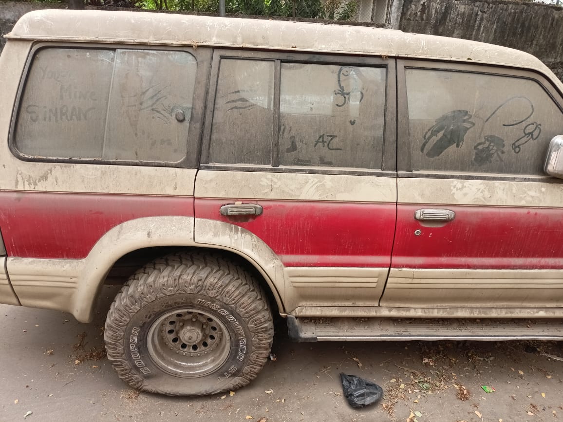 adnandarvesh's tweet photo. @sanjayp_1 This car is parked since 2 years at Aqsa Masjid Road, Jogeshwari West,  Mumbai 102 ... No official is ready to tow and its proving to be health hazard with mosquitoes and cockroaches breeding in it. Please do needful @MTPHereToHelp @AUThackeray https://t.co/FhQQnhq73g