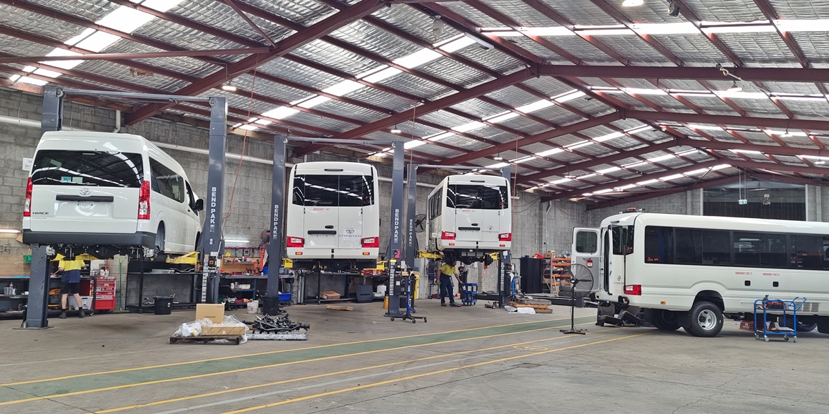 BUS4x4's tweet photo. It's been a damp, wet week in Brisbane but we are all dry inside and busy converting fabulous Toyota people movers into 4x4 π
#Bus4x4 #4x4buses #4x4minebuses #4x4tourbuses #4x4mining #4x4touring #queensland #australia #4wheeldrive #4x4australia #Coaster #Hiace #hiacecommuter https://t.co/QmZmxxp6qr