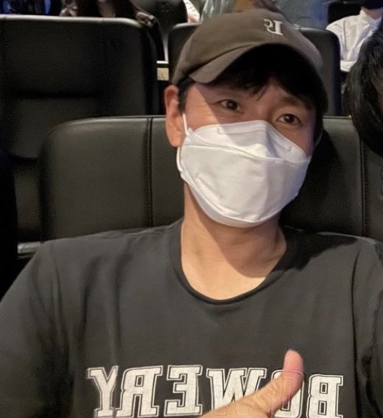 왼쪽,,, 넘 잘생겨서 소리지르고 싶지만 오른쪽도 만만찮게 좋음,,, 오른쪽,,, 넘나 균덕쿠의 취향인 것임 이 티셔츠 왜케 좋아하새요? 하면 예? 그냥 건조된게 이거 밖에 없어서 입었는데요? 할거 갗은