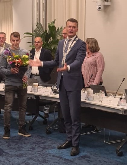 pvdaglwveen's tweet photo. Jitse Macdaniel is tijdens de raadsvergadering op 11 mei 2022 benoemd en beëdigd als commisielid voor de lokale fractie van PvdA/GroenLinks. Hartelijk gefeliciteerd en veel succes. #Waddinxveen https://t.co/PjAI2iqAnq