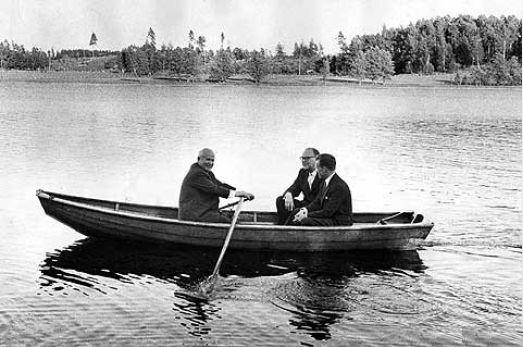 johangron2012's tweet photo. @J_PNeo @oneandonlymr0 @JudithMGough Seems to be tradition that the visiting guest do the actual rowing ☺️ #nikita #erlander https://t.co/XzfaPMvIPn