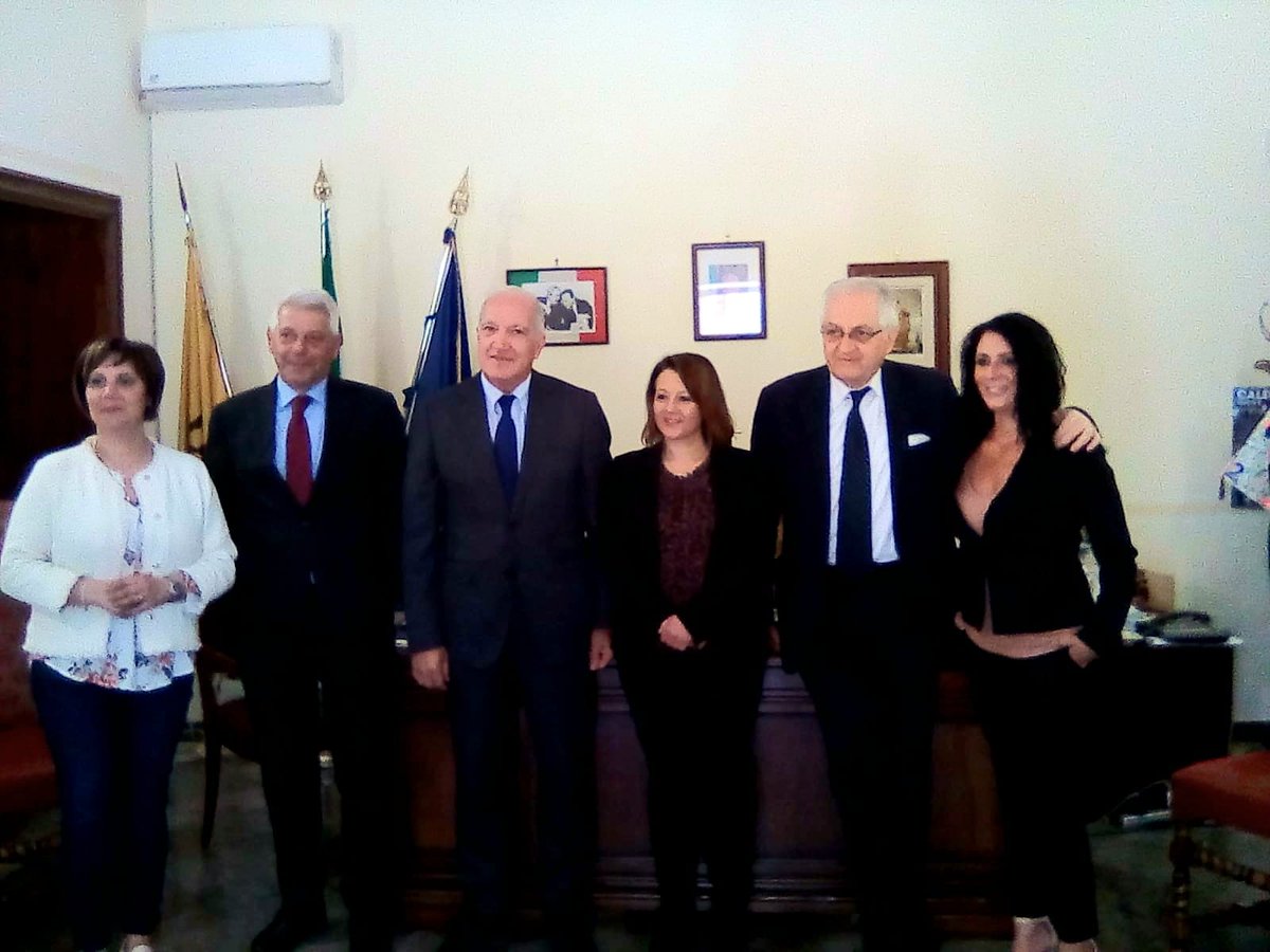 AiccreS's tweet photo. Incontro dei componenti della Direzione reg.le Aiccre Sicilia presso il Comune di Capaci. Tante le iniziative definite per il 2022 in favore dei nostri Comuni soci e degli  studenti siciliani.
I valori fondanti dell'U.E. sono la nostra guida. https://t.co/tkQvo3V2zo