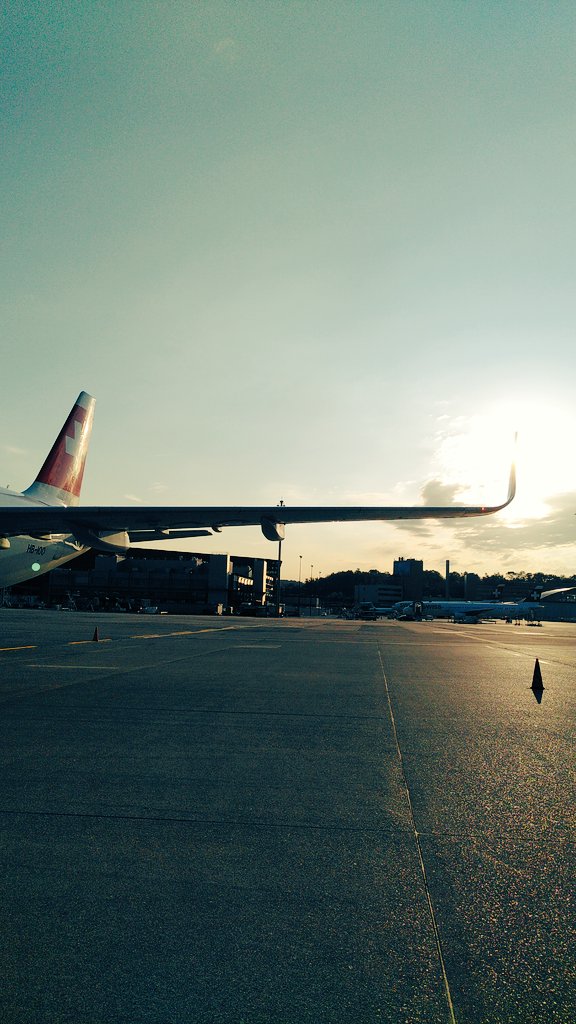 schrubinho's tweet photo. Ein Privileg wieder mit @FlySWISS fliegen zu dürfen. Freue mich auf einen spannenden Austausch in #Hamburg mit @GoogleDE. ✈️🙌🏼 https://t.co/LNdcWCP4JZ