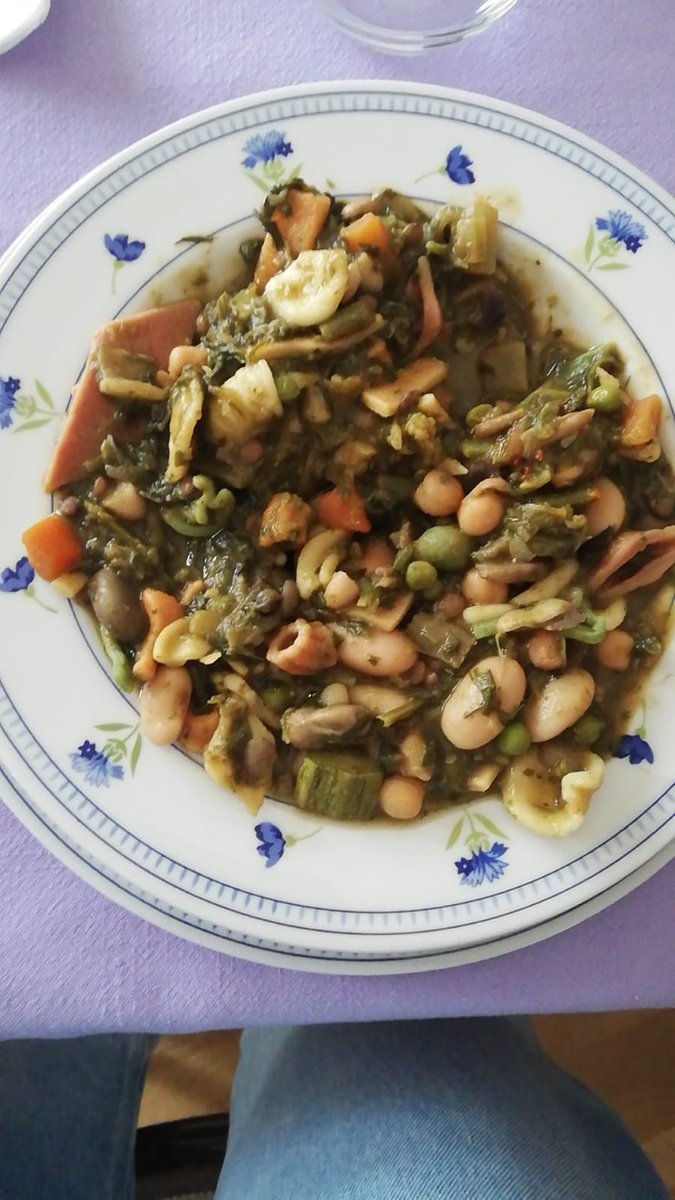 イタリア・アブルッツォ州テーラモの町の名物の1つに、とても独特で変わった料理があり、その名は「Le virtù ～ レ・ヴィルトゥ」といいます。
季節色豊かなミネストローネで、5月1日にテーラモでのみ食されます。
イタリア情報をお届けするニュースレターご購読はこちらまで ⇒info@il-centro.net