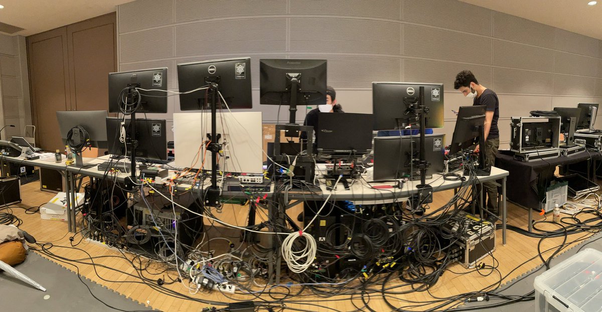 imaiken's tweet photo. Looks crazy❗️
 Cosmiclab's XR operation booth😈
#avex #newsoil #meetyourart
#cosmiclab #xr #ar https://t.co/a1ww7MNj7O
