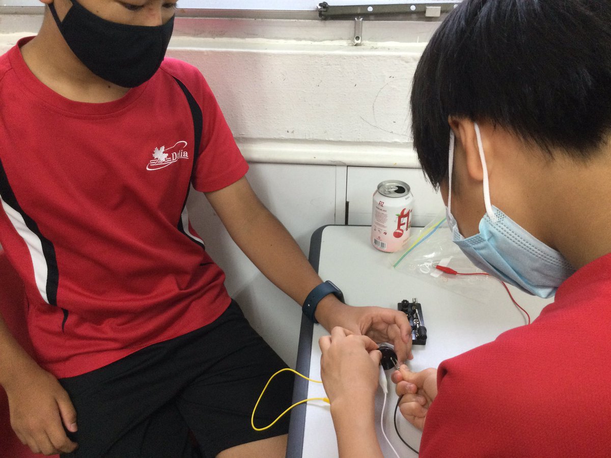 DSCEMsC's tweet photo. We are building circuits ! #scichat https://t.co/De3f494mDQ