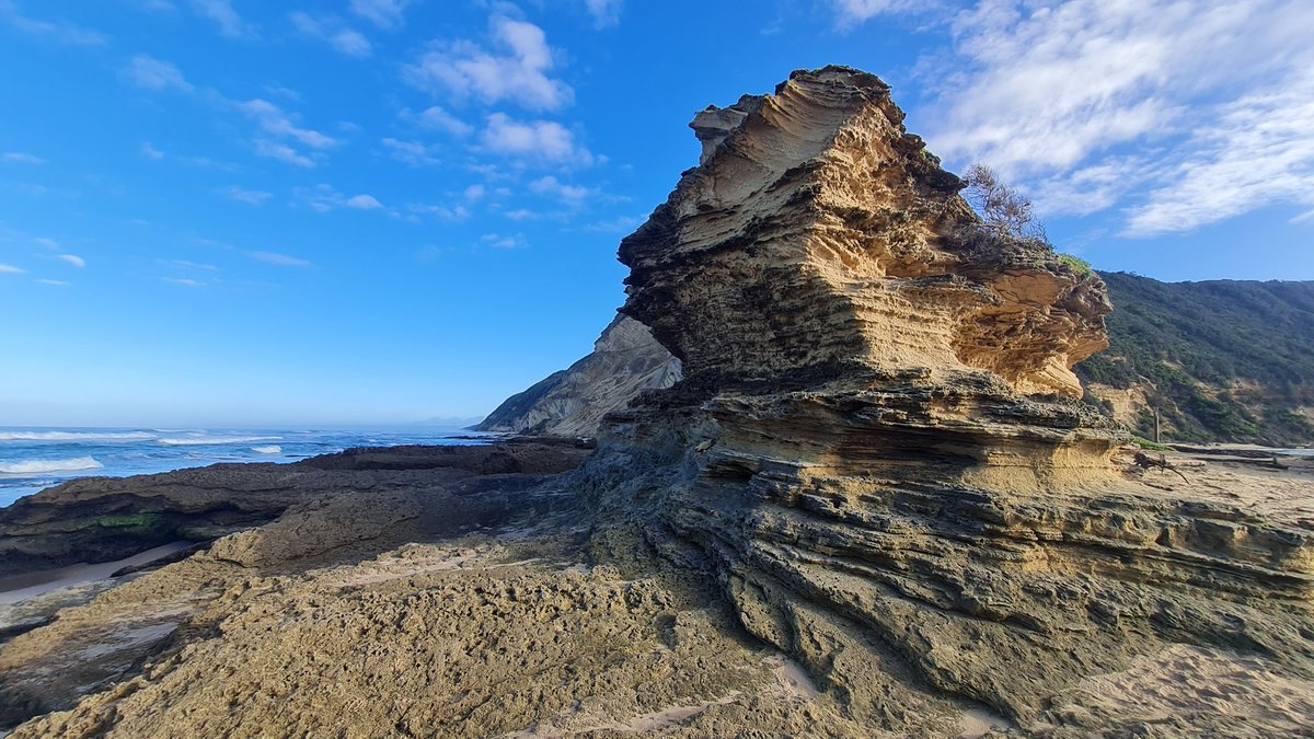 gotravelbug's tweet photo. Coastal living in Knysna. 
These dramatic rock formations makes for some of the most spectacular views on out coastal stretch. 
#Knysna #gardenroute 
@visitknysna @ExploreKnysna @discoverctwc https://t.co/a7ObkUCxqz