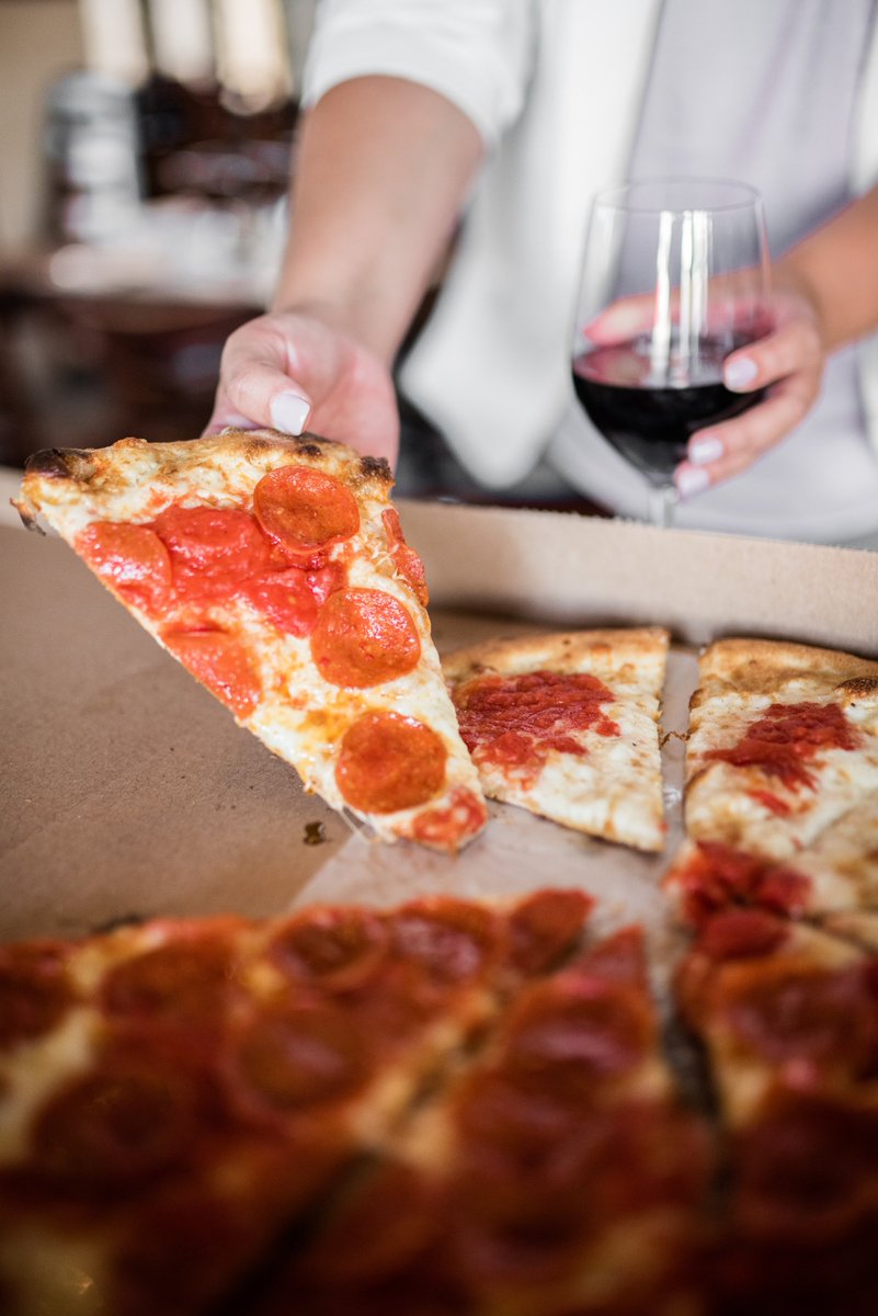 SevenEightWine's tweet photo. All you need is love — and a little pizza 🍕 and wine 🍷.
.
.
.
#pizzawithwine #winewithpizza #wineglass #redwineglass #enjoylife #dateyourself #treatyourself #deliciouspizza #deliciouswineselection https://t.co/aYE6OAEfCu