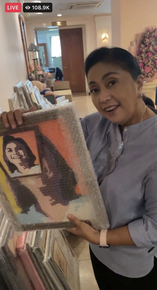 JervisManahan's tweet photo. VP @lenirobredo goes on Facebook live again to show gifts she received during the campaign, including paintings and memorabilia @ABSCBNNews https://t.co/zI4dpwvEDa