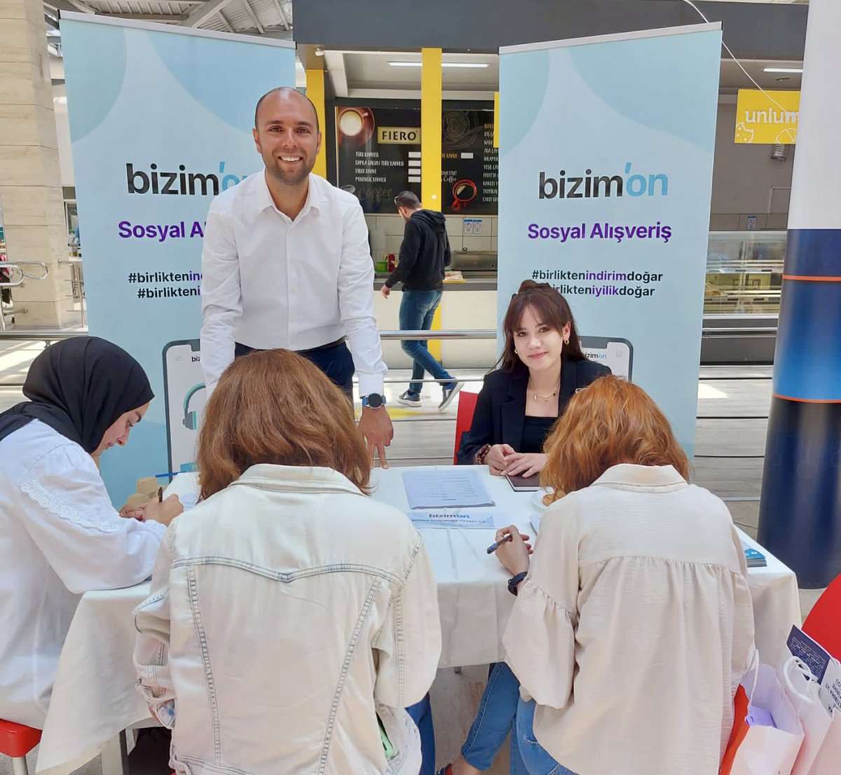 Bizimoncom's tweet photo. Bizimon olarak 11 Mayıs tarihinde THK Üniversitesi Kampüsü'nde gerçekleşen 3. Kariyer Günleri'ne katıldık. Gençlerle tanışmak, iş modelimizi paylaşıp fikir alışverişinde bulunmak, hayallerini dinlemek çok keyifliydi. Güzel organizasyon ve daveti için @THKUniversitesi'ne ederiz. https://t.co/t3lMvTVbHi