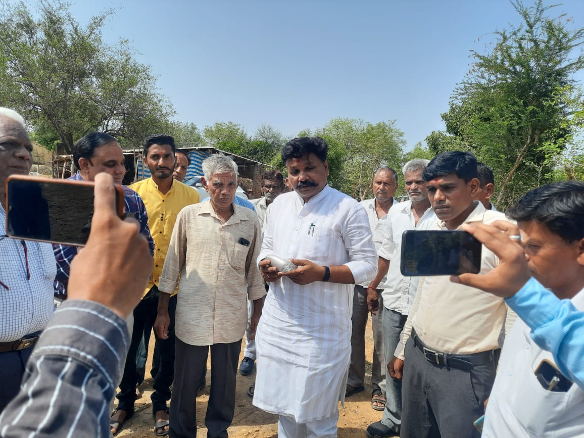 Guj_Gramsevak's tweet photo. આજ રોજ SHC યોજના અંતર્ગત જમીનનો નમૂનો લેવાની કામગીરી #માન_અર્જુનસિહજી_ચૌહાણ સાહેબ કેબીનેટ મંત્રીશ્રી ગ્રામવિકાસ ની હાજરી માં મુ. વાંઠવાળી તા. મહેમદાવાદ નમુના લેવા ની કામગીરી ગ્રામસેવક દ્વારા...@PMOIndia  @CMOGuj @Bhupendrapbjp @RaghavjiPatel @iarjunsinhbjp @GujaratAgricult https://t.co/IDACPrn3Gx