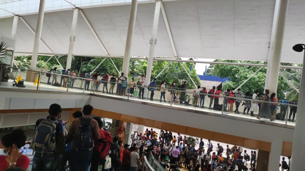 pavarayaa's tweet photo. This is what looks like today's situation at #makumbura after the curfew lifted for 7 hours. Highway buses won't function after 12 noon.
#GoHomeGota2022 https://t.co/25lsXJ4HlA
