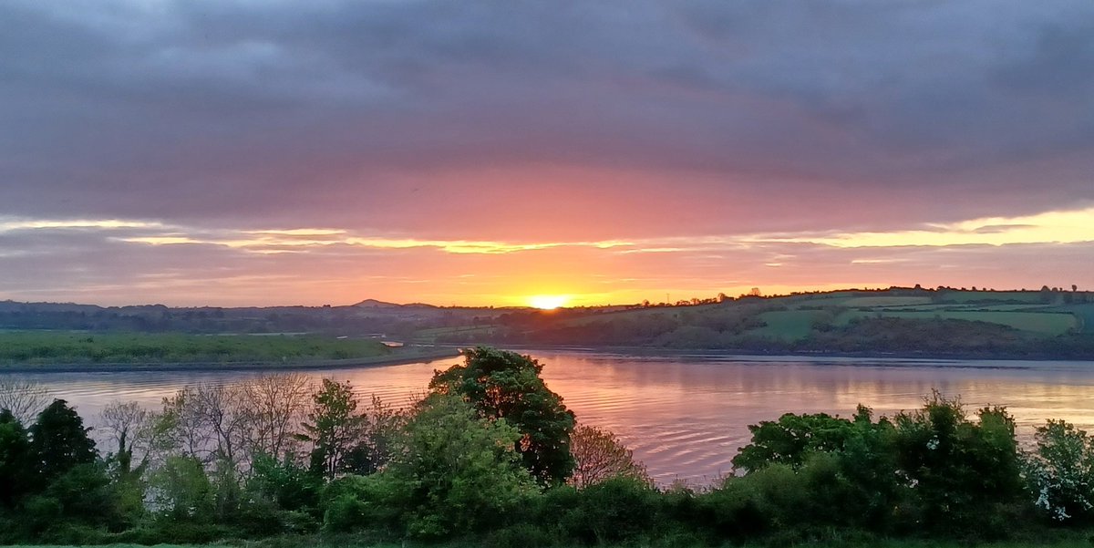 tidesntales's tweet photo. Sunrise over #Campile #Wexford this morning, lots of heavy cloud so I was just lucky to see it. Taken from  #Cheekpoint #Waterford https://t.co/sqnO0NYcGg