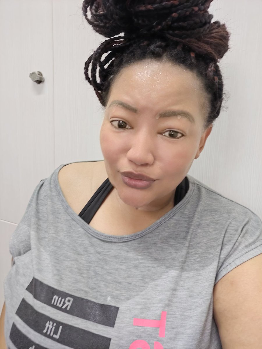 PhetlhuLorato's tweet photo. This is how we start the day #PinkCheeks #SweatyFaces #SweatyClothes #Team5am #FetchYourBody2022
Winter of nie winter. Siyaya https://t.co/AZRKyYUuXU