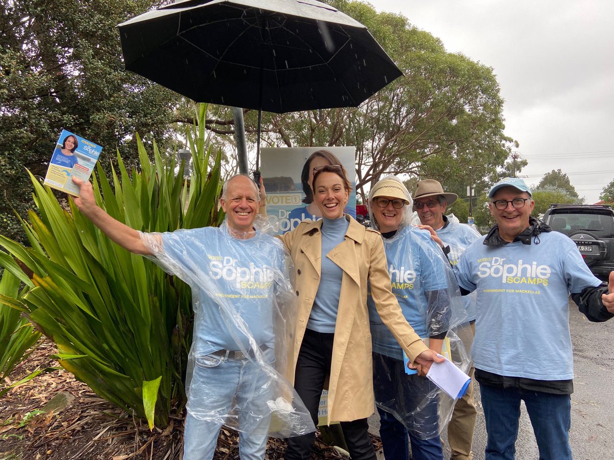 SophieScamps's tweet image. We’re having fun and smiling rain, hail or shine at pre-poll! 

I can’t thank my team enough! #bestvolunteers #teamsophie #MackellarVotes #auspol