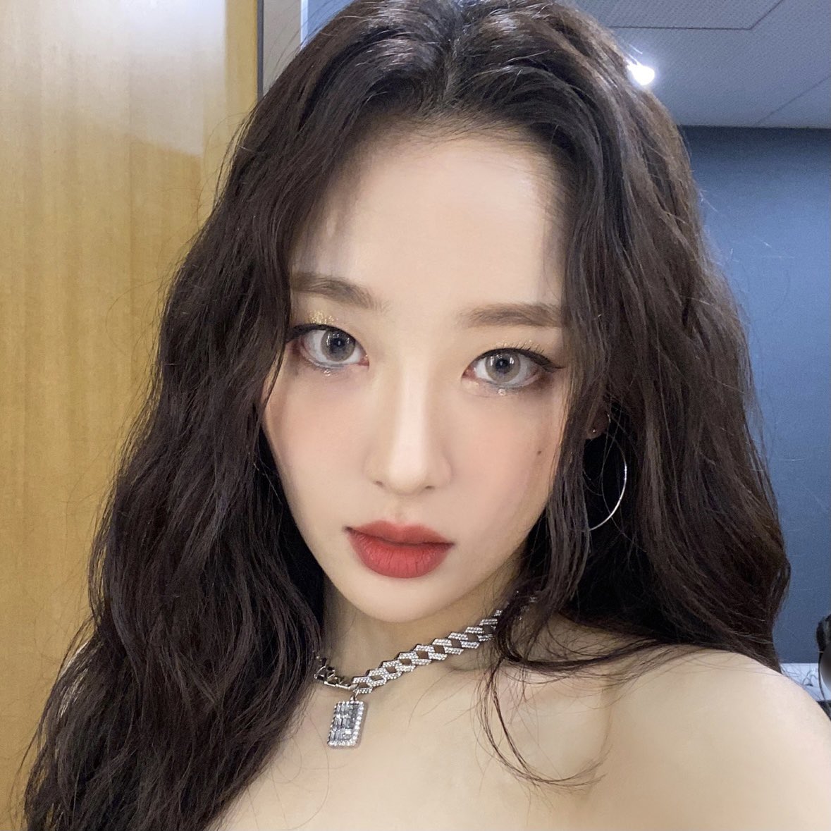 yxxngumon's tweet photo. Baheha it was so hard to choose a pic..the moon girls take pictures so differently.... It's not so similar tho but meh.
#ORCD #OrbitSelcaDay https://t.co/VT3N4qtGDP