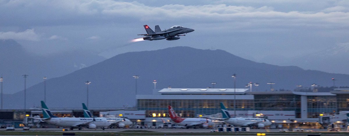 Kent_YVR's tweet photo. Last set 😁 @RCAF_ARC #CF18 closeup and, skipping to the good part - The #afterburner launch. 👏😎 Check eyetrapperyvr’s video on Instagram. #yvrspotters #avgeek #CF188 #Hornet #188937 https://t.co/OCXNmNfGhR