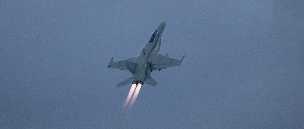 Kent_YVR's tweet photo. Last set 😁 @RCAF_ARC #CF18 closeup and, skipping to the good part - The #afterburner launch. 👏😎 Check eyetrapperyvr’s video on Instagram. #yvrspotters #avgeek #CF188 #Hornet #188937 https://t.co/OCXNmNfGhR