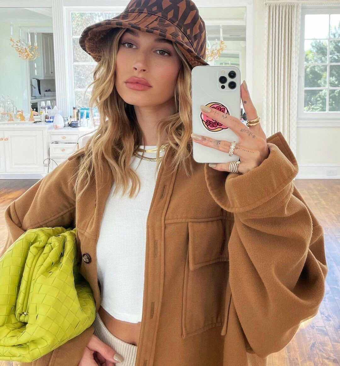เมื่อวานนี้ Selena Gomez ได้ออกมาขอโทษหลังจากที่เซลโพสต์วิดิโอการใช้ skincare routine ของตัวเองใน TikTok แล้วมีคนจำนวนหนึ่งมาคอมเมนต์ว่าเซลกำลังล้อเลียน Hailey Bieber ที่ลงวิดิโอใช้ skincare ไปก่อนหน้าเซลไม่กี่ชั่วโมง