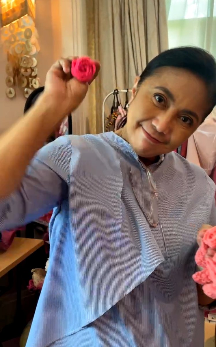 sediashua's tweet photo. This live is so therapeutic and wholesome.

Thank you so much, VP Leni @lenirobredo 🥹🥹

#LeniLiwanagSaDilim 
#KakamPENK
#RosasSaDilim
#LeniRobredo https://t.co/I2QOf34Re5