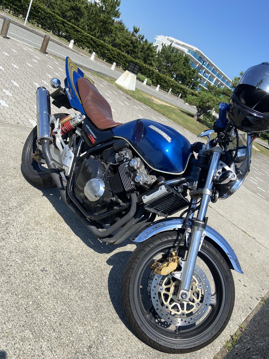 ro2_yr's tweet photo. 憧れのバイクを手に入れたから改めて！

名前：辛ぴよ丸小次郎
性別：男
年齢：23
住み：兵庫
車種：ゼファー750、FLHTCU-I、cb400sf nc39 sp2、マグナ50
好き：ネイキッド、アメリカン
一言：改めてよろしくお願いします！

#バイク乗りと繋がりたい　
#cb400sf  #ゼファー750 #マグナ50 #ハーレー https://t.co/K9HExdUE36