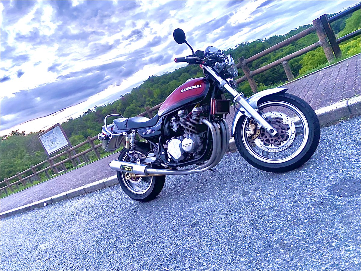 ro2_yr's tweet photo. 憧れのバイクを手に入れたから改めて！

名前：辛ぴよ丸小次郎
性別：男
年齢：23
住み：兵庫
車種：ゼファー750、FLHTCU-I、cb400sf nc39 sp2、マグナ50
好き：ネイキッド、アメリカン
一言：改めてよろしくお願いします！

#バイク乗りと繋がりたい　
#cb400sf  #ゼファー750 #マグナ50 #ハーレー https://t.co/K9HExdUE36