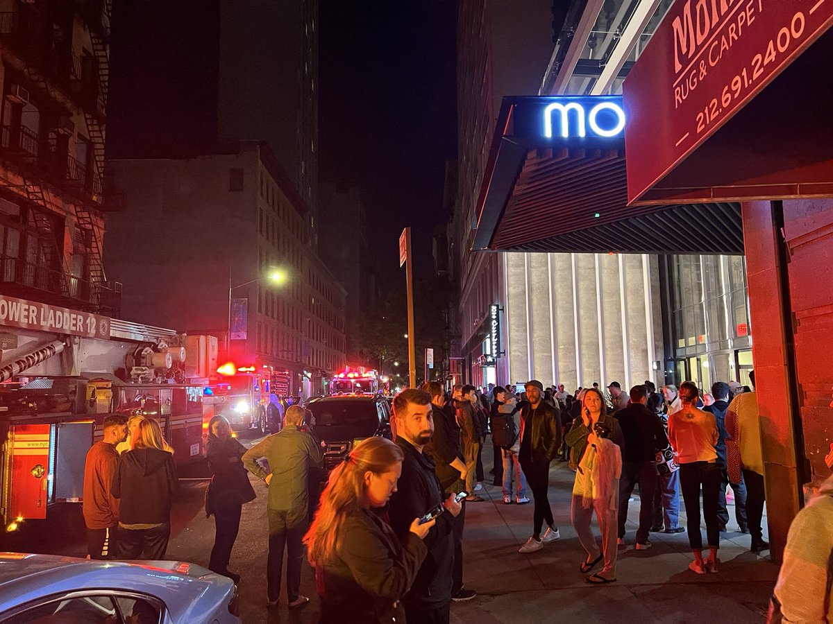 bricknhymr's tweet photo. Stay on a high floor they say! Super fun being evacuated from the 42nd floor. Looks like everyone is safe, just a little less rested and more steps clocked in. #walkdownfrom42nd #manysteps @Hilton @MottobyHilton https://t.co/JzK0lOG0Cj